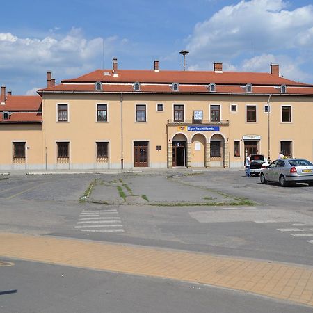 Lokomotiv Motel Егер Екстериор снимка