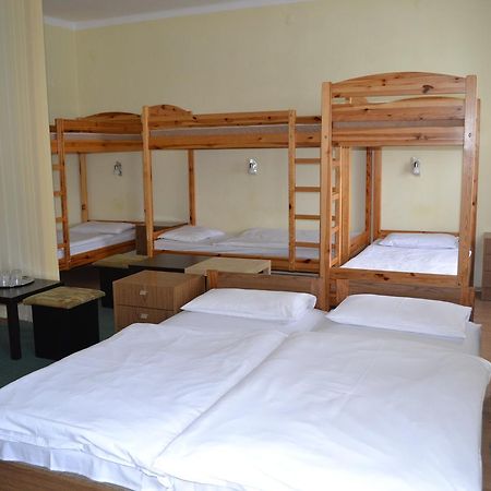 Lokomotiv Motel Егер Екстериор снимка