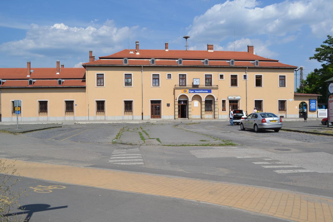 Lokomotiv Motel Егер Екстериор снимка