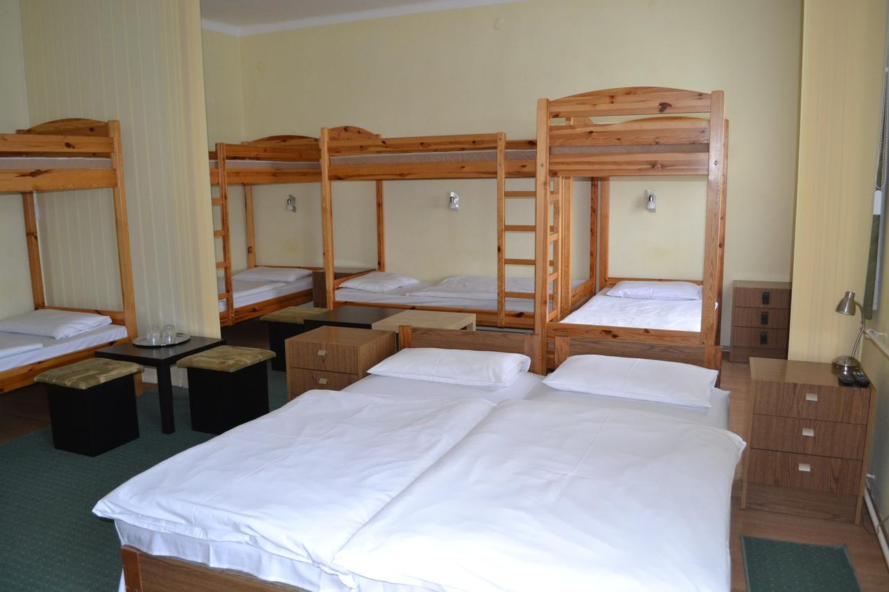 Lokomotiv Motel Егер Екстериор снимка