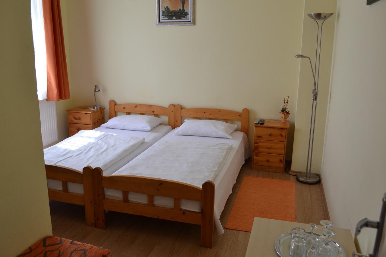 Lokomotiv Motel Егер Екстериор снимка