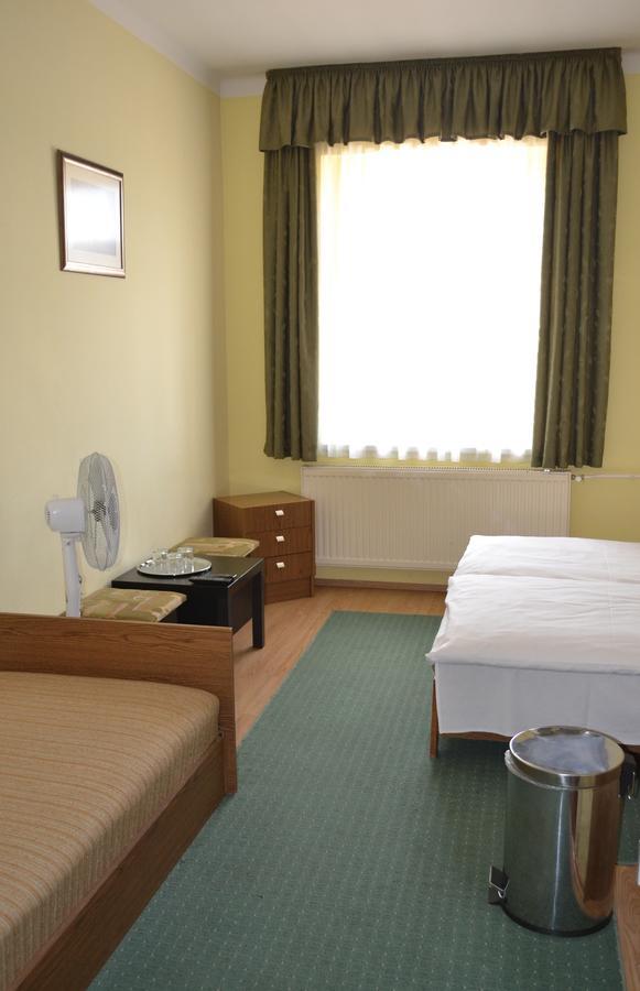 Lokomotiv Motel Егер Екстериор снимка