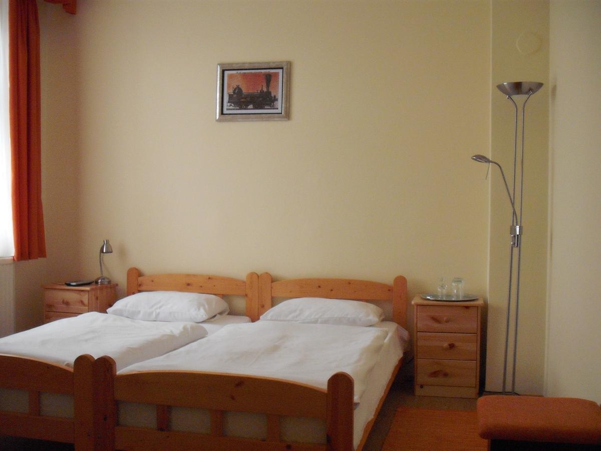 Lokomotiv Motel Егер Екстериор снимка