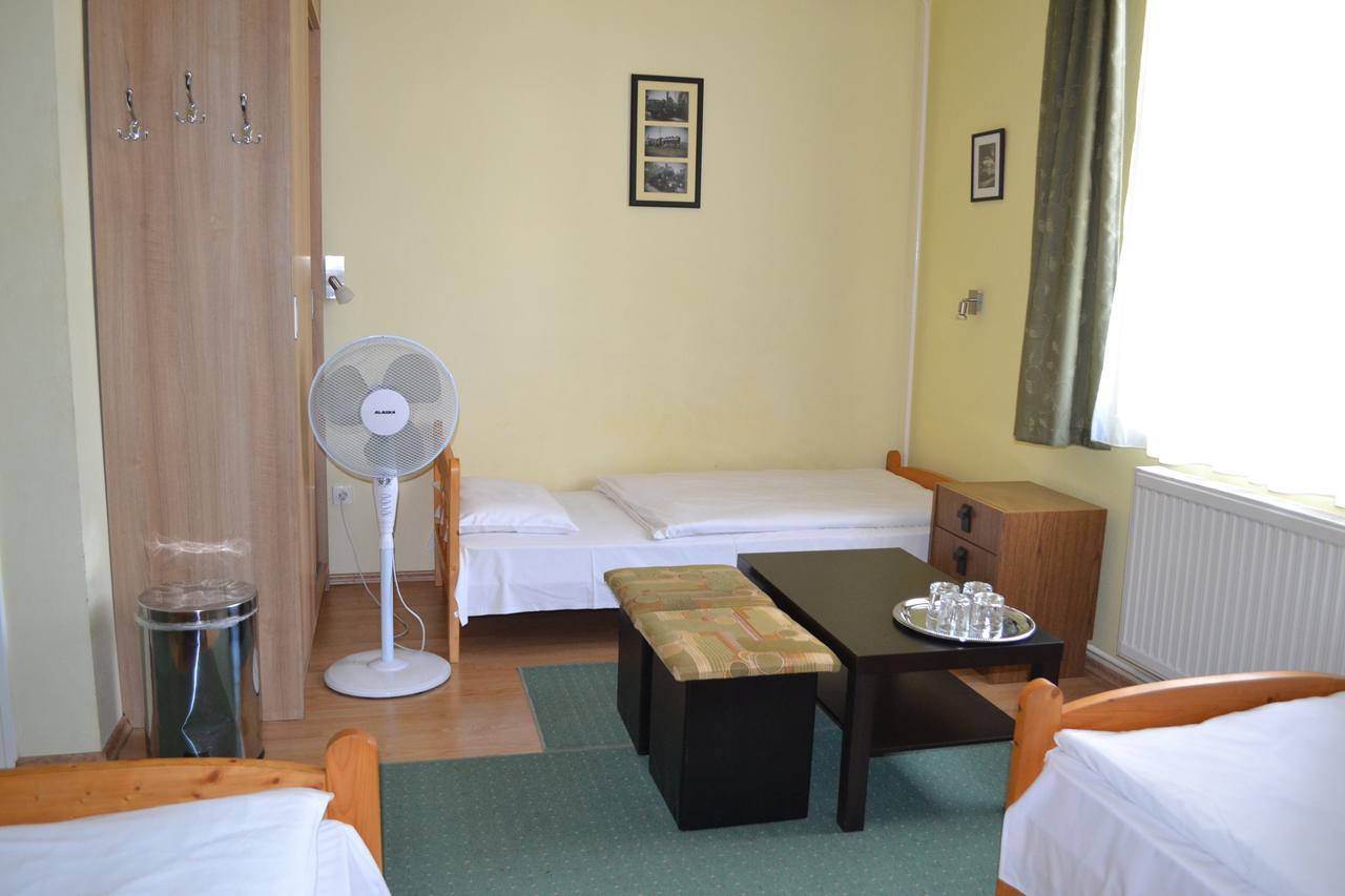Lokomotiv Motel Егер Екстериор снимка