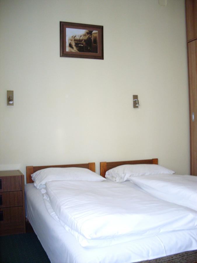 Lokomotiv Motel Егер Екстериор снимка