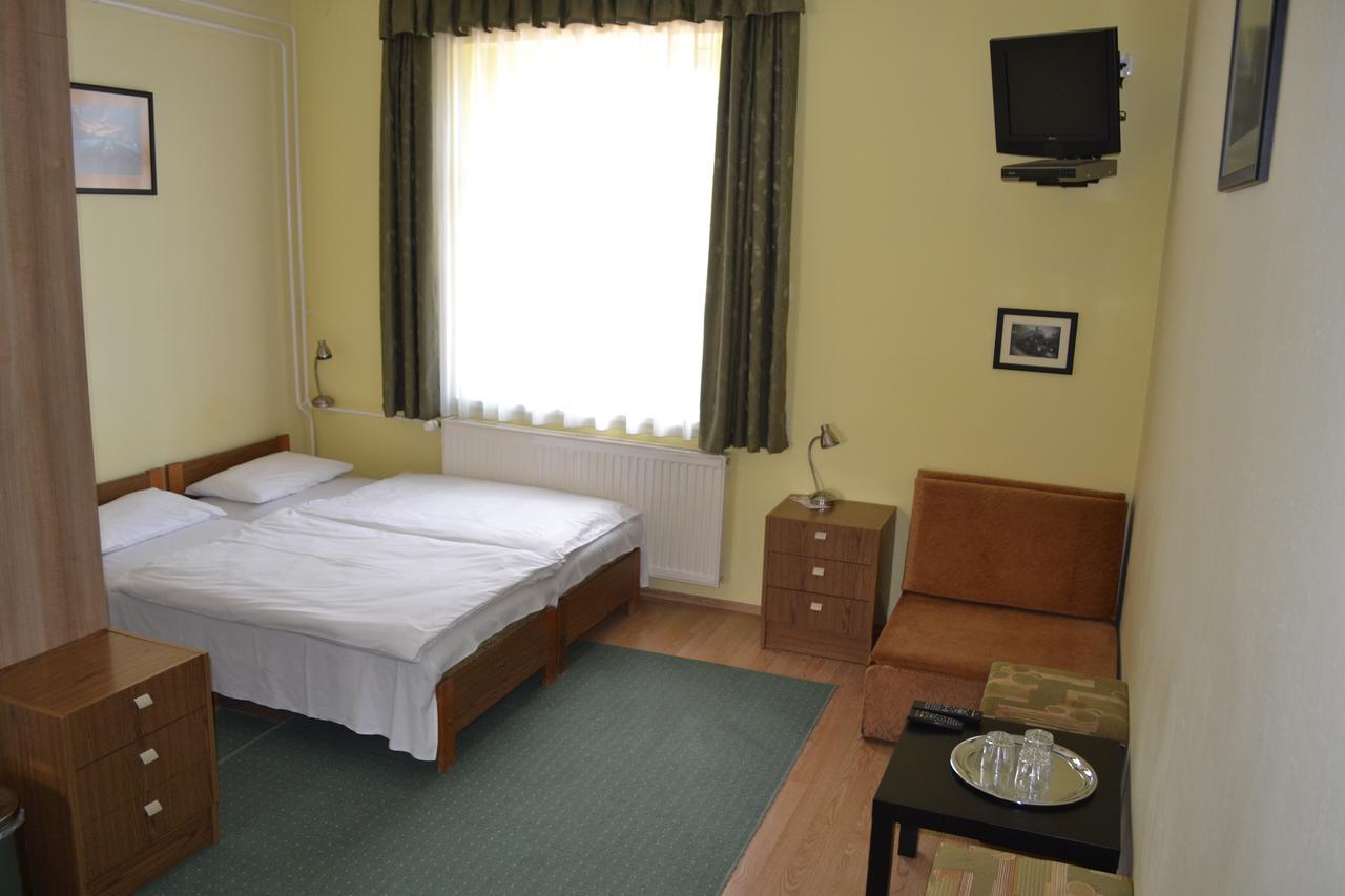 Lokomotiv Motel Егер Екстериор снимка