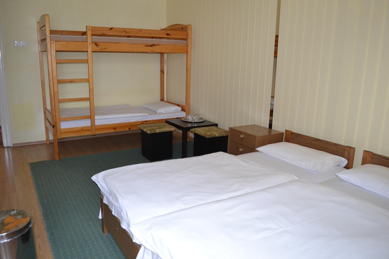 Lokomotiv Motel Егер Екстериор снимка