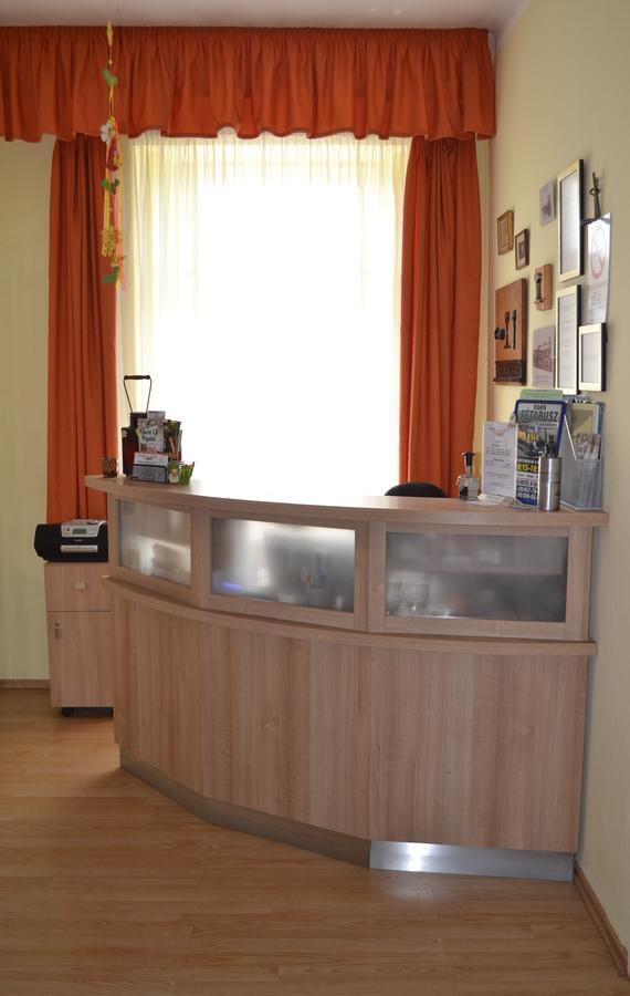 Lokomotiv Motel Егер Екстериор снимка