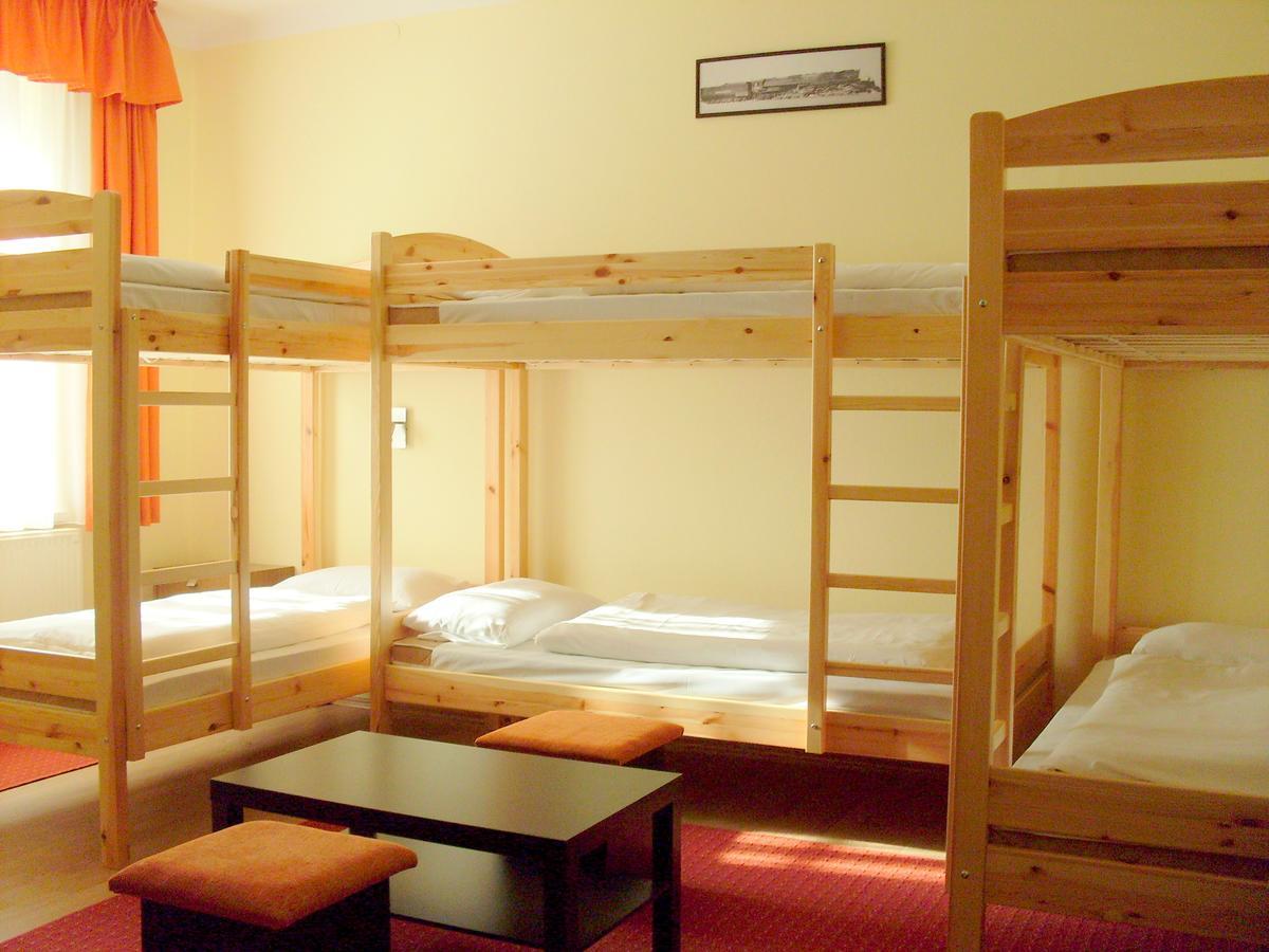 Lokomotiv Motel Егер Екстериор снимка