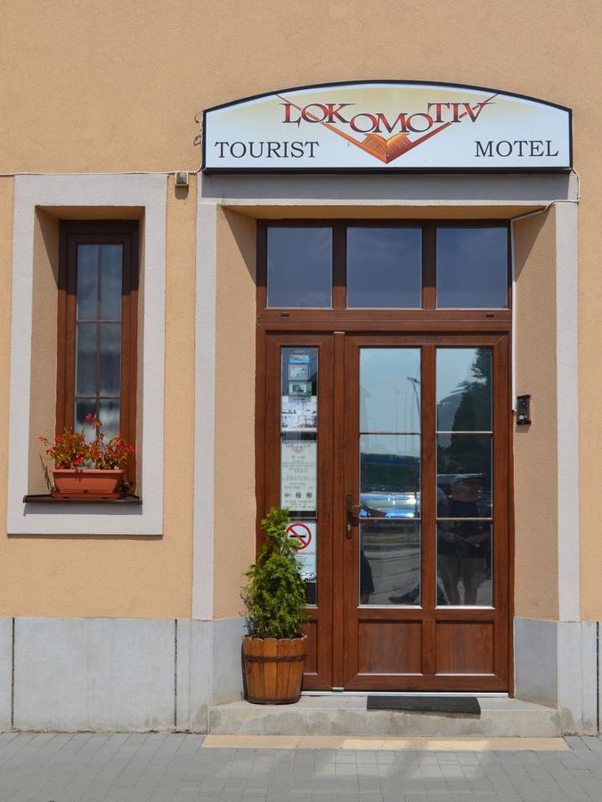 Lokomotiv Motel Егер Екстериор снимка