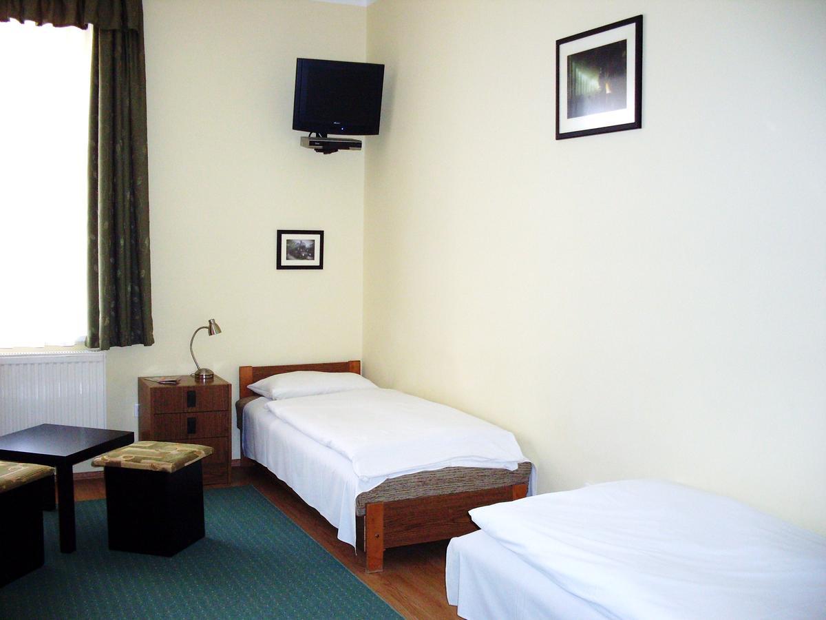 Lokomotiv Motel Егер Екстериор снимка