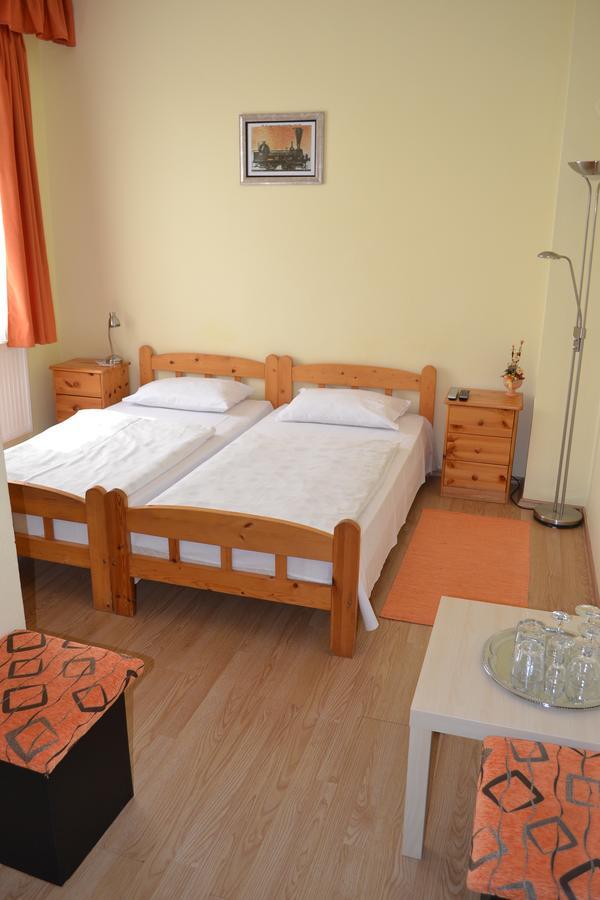 Lokomotiv Motel Егер Екстериор снимка