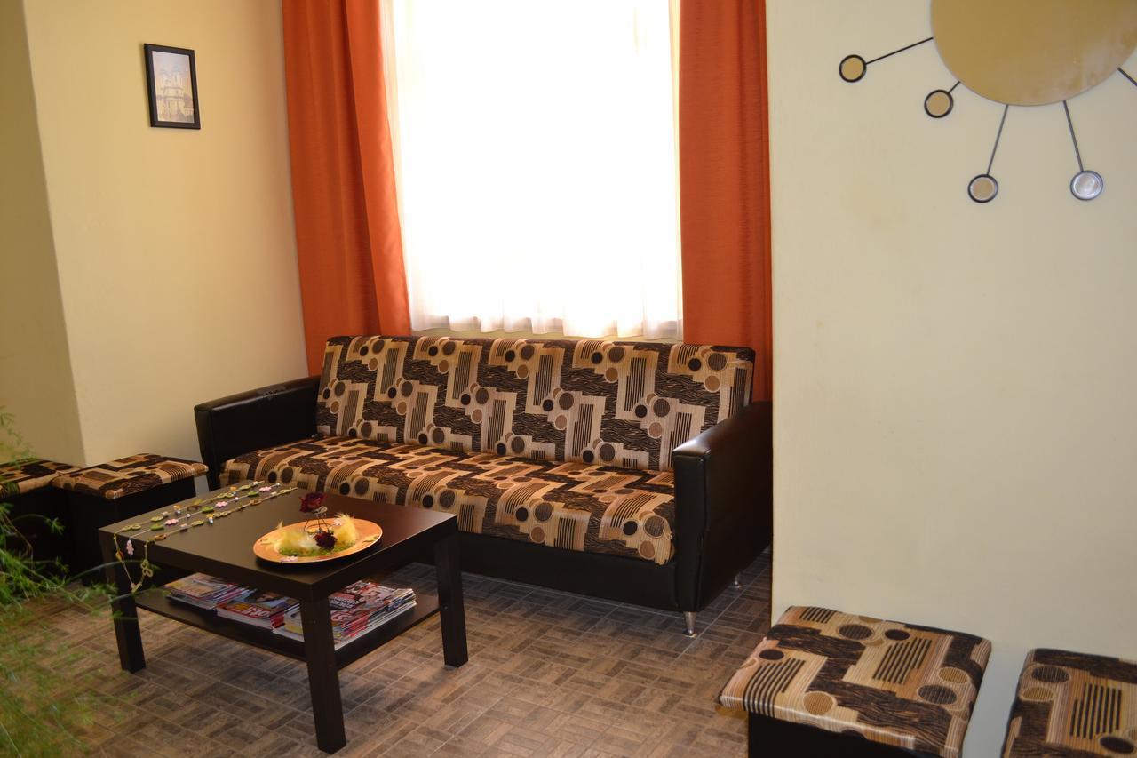 Lokomotiv Motel Егер Екстериор снимка